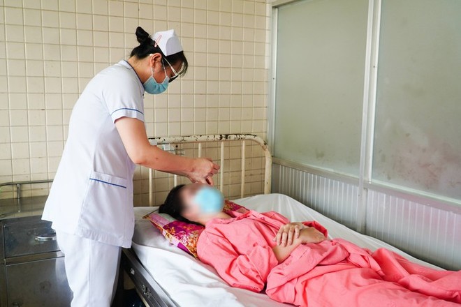 T&igrave;nh trạng sức khỏe hiện tại của nữ sinh 17 tuổi bị m&ugrave; mắt v&igrave; ti&ecirc;m filler ở tiệm cắt t&oacute;c, gội đầu - Ảnh 2.