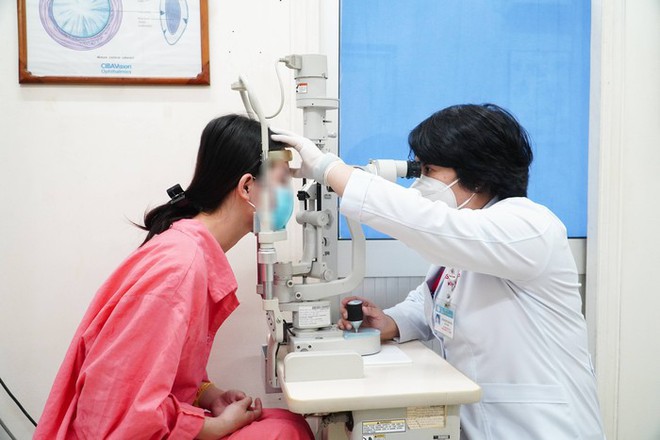 T&igrave;nh trạng sức khỏe hiện tại của nữ sinh 17 tuổi bị m&ugrave; mắt v&igrave; ti&ecirc;m filler ở tiệm cắt t&oacute;c, gội đầu - Ảnh 1.