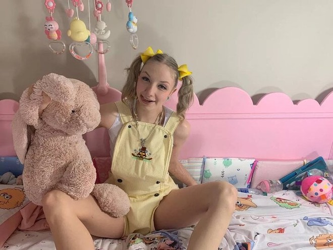 C&ocirc; g&aacute;i sống trong cũi như trẻ sơ sinh, tốn 7 triệu đồng tiền bỉm mỗi th&aacute;ng - Ảnh 2.
