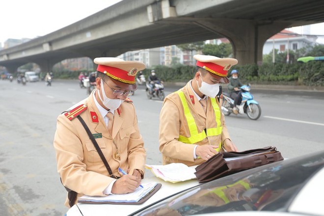 CSGT Hà Nội xử lý xe khách vi phạm trước kỳ nghỉ lễ Tết nguyên đán 2024 - Ảnh 12.