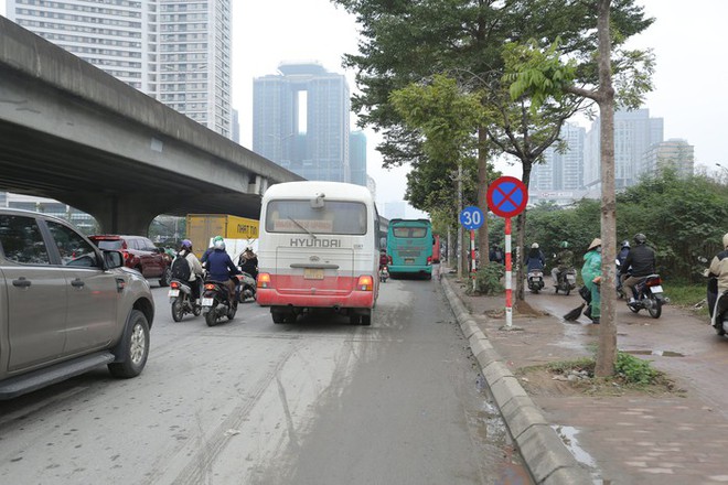 CSGT Hà Nội xử lý xe khách vi phạm trước kỳ nghỉ lễ Tết nguyên đán 2024 - Ảnh 2.
