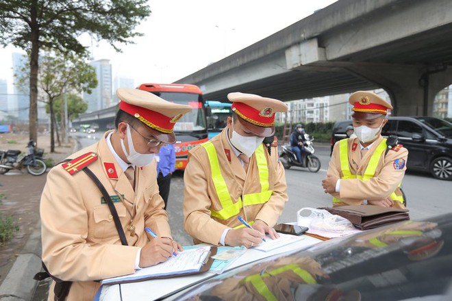 CSGT Hà Nội xử lý xe khách vi phạm trước kỳ nghỉ lễ Tết nguyên đán 2024 - Ảnh 1.