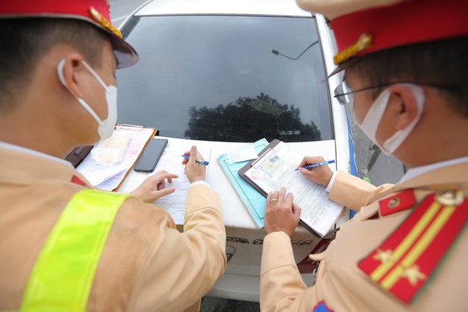 CSGT Hà Nội xử lý xe khách vi phạm trước kỳ nghỉ lễ Tết nguyên đán 2024 - Ảnh 11.