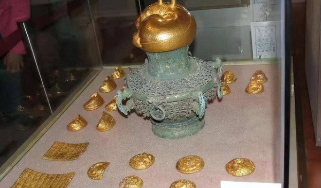 Đang đ&agrave;o mương th&igrave; đụng phải b&igrave;nh cổ đựng 40kg v&agrave;ng, chuy&ecirc;n gia lập tức được mời tới, 3 anh em c&oacute; quyết định bất ngờ khiến cả l&agrave;ng tẩy chay - Ảnh 2.