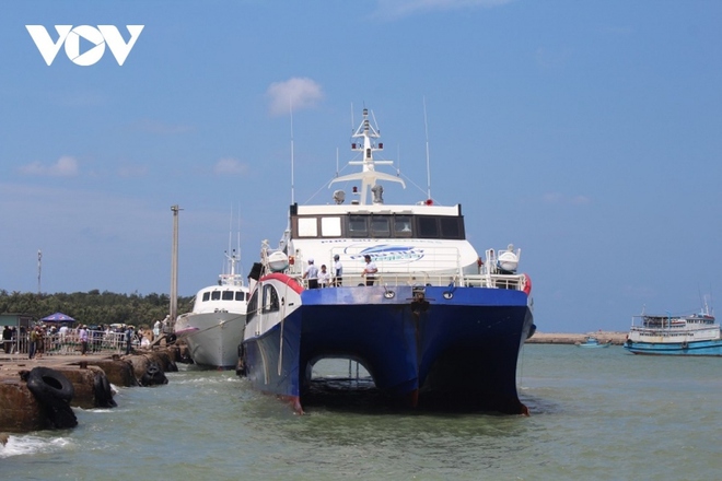 Đảo Phú Quý đề nghị du khách chung tay giảm thiểu rác thải nhựa - Ảnh 1.