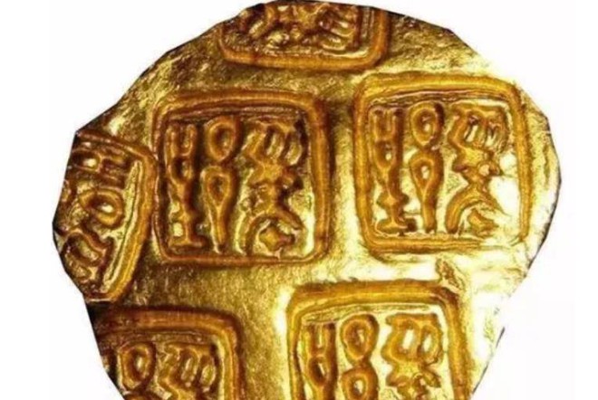 Đang đ&agrave;o mương th&igrave; đụng phải b&igrave;nh cổ đựng 40kg v&agrave;ng, chuy&ecirc;n gia lập tức được mời tới, 3 anh em c&oacute; quyết định bất ngờ khiến cả l&agrave;ng tẩy chay - Ảnh 1.