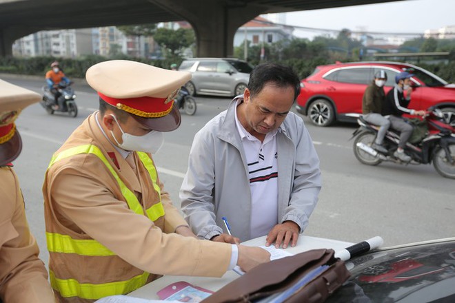 CSGT Hà Nội xử lý xe khách vi phạm trước kỳ nghỉ lễ Tết nguyên đán 2024 - Ảnh 9.