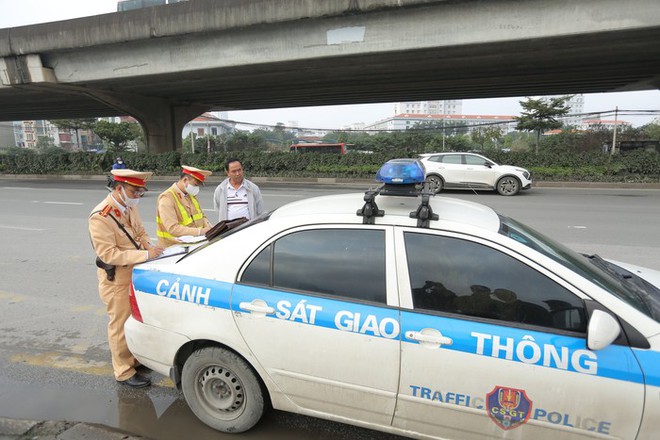 CSGT Hà Nội xử lý xe khách vi phạm trước kỳ nghỉ lễ Tết nguyên đán 2024 - Ảnh 8.