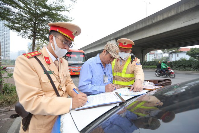 CSGT Hà Nội xử lý xe khách vi phạm trước kỳ nghỉ lễ Tết nguyên đán 2024 - Ảnh 5.