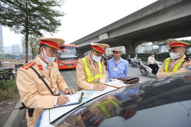CSGT Hà Nội xử lý xe khách vi phạm trước kỳ nghỉ lễ Tết nguyên đán 2024 - Ảnh 4.