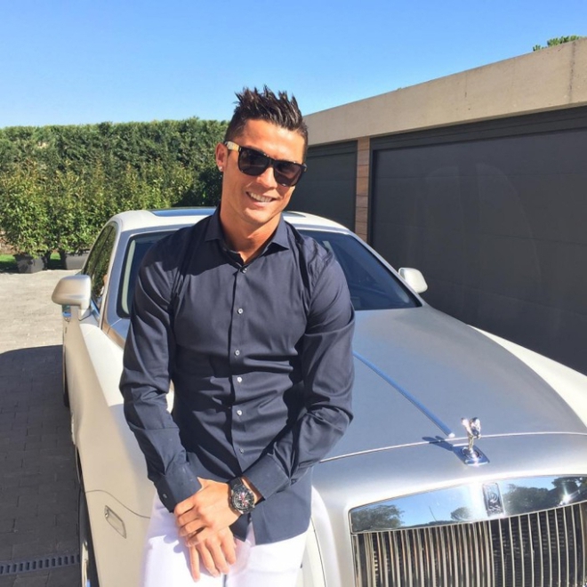 Ronaldo vung tiền tậu siêu xe trị giá 12 tỷ, mặc luôn đồ hiệu để flex cùng - Ảnh 3.