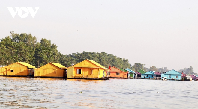 Đưa Làng bè sắc màu ngã ba sông Châu Đốc vào khai thác du lịch - Ảnh 1.