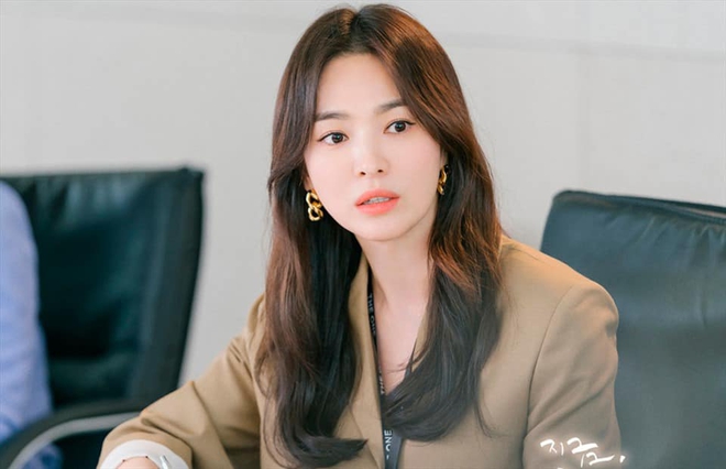 Kiểu tóc của Song Hye Kyo: Xoăn nhẹ bồng bềnh, buộc hay búi gọn đều đẹp tựa nàng thơ - Ảnh 1.