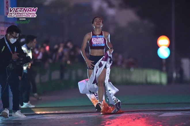 Nguyễn Thị Oanh phá kỷ lục quốc gia tại giải bán Marathon Quốc tế Việt Nam 2024 - Ảnh 1.
