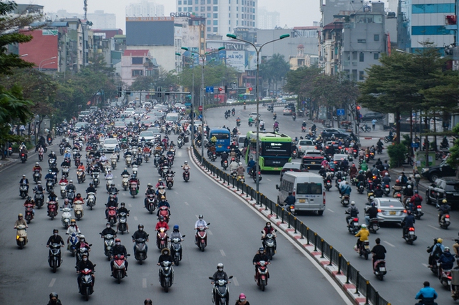 Ngày làm việc đầu tiên của năm 2024, đường phố Hà Nội lại ùn tắc, người dân chật vật di chuyển - Ảnh 11.