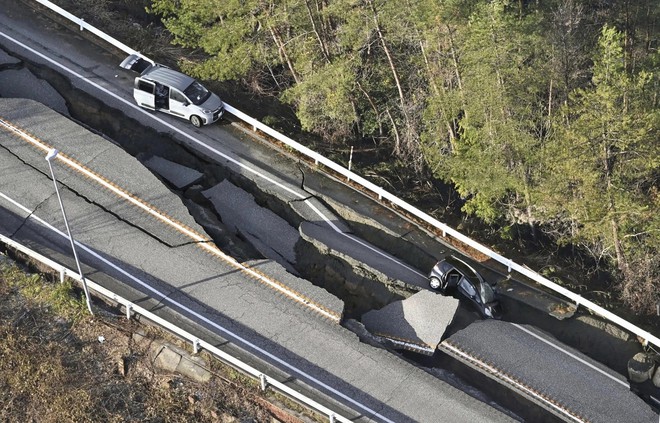 日本の元旦の地震：破壊された家屋の悲痛な光景、少なくとも30人が死亡 - 写真16。