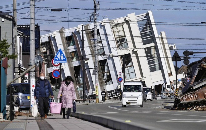 日本の元旦の地震：倒壊した家屋の悲痛な光景、少なくとも30人が死亡 - 写真8。