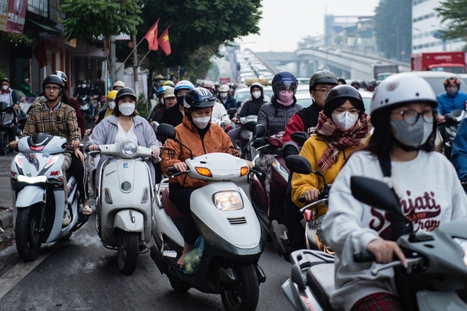 Ngày làm việc đầu tiên của năm 2024, đường phố Hà Nội lại ùn tắc, người dân chật vật di chuyển - Ảnh 7.