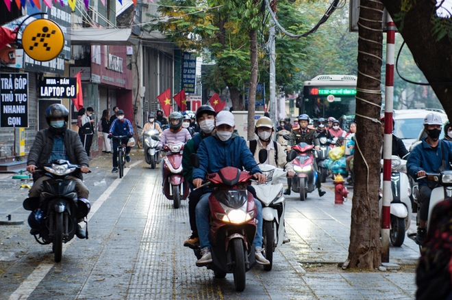 Ngày làm việc đầu tiên của năm 2024, đường phố Hà Nội lại ùn tắc, người dân chật vật di chuyển - Ảnh 5.
