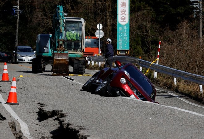 Bên trong khu vực bị ảnh hưởng nặng nề nhất sau trận động đất tại Nhật Bản: Nhà cửa, đường sá bị xé toạc - Ảnh 7.