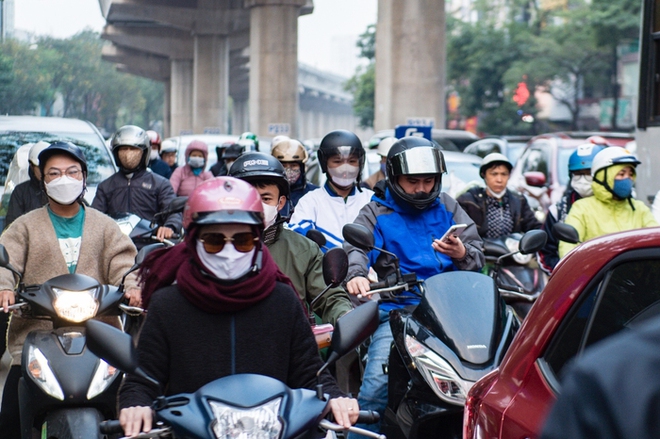 Ngày làm việc đầu tiên của năm 2024, đường phố Hà Nội lại ùn tắc, người dân chật vật di chuyển - Ảnh 4.