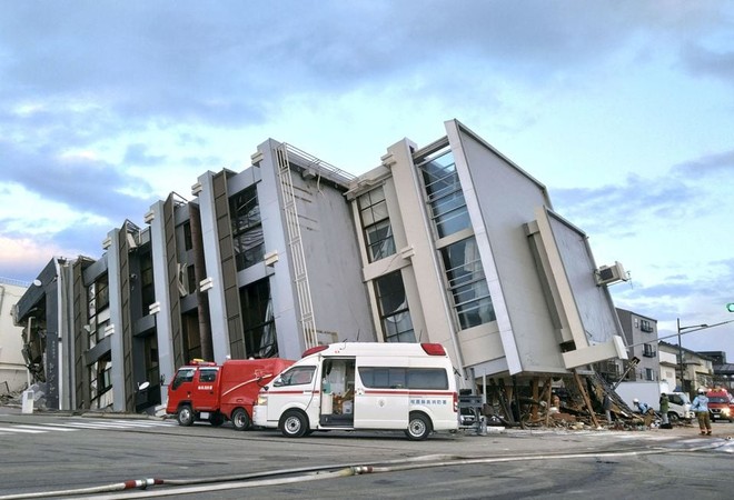 Bên trong khu vực bị ảnh hưởng nặng nề nhất sau trận động đất tại Nhật Bản: Nhà cửa, đường sá bị xé toạc - Ảnh 4.