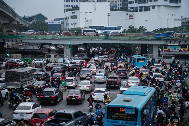Ngày làm việc đầu tiên của năm 2024, đường phố Hà Nội lại ùn tắc, người dân chật vật di chuyển - Ảnh 2.