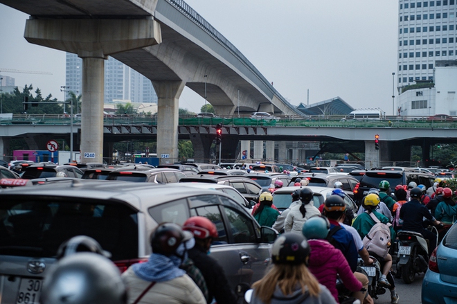 Ngày làm việc đầu tiên của năm 2024, đường phố Hà Nội lại ùn tắc, người dân chật vật di chuyển - Ảnh 1.