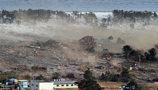Bên trong khu vực bị ảnh hưởng nặng nề nhất sau trận động đất tại Nhật Bản: Nhà cửa, đường sá bị xé toạc - Ảnh 1.