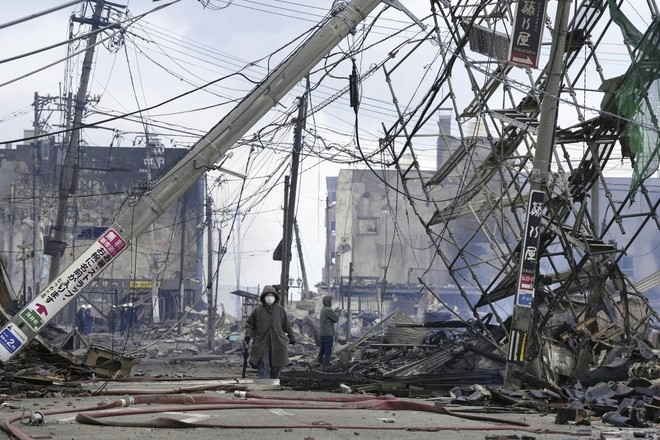 Động đất ngày đầu năm mới ở Nhật Bản: Nhói lòng cảnh nhà cửa tan hoang, ít nhất 30 người thiệt mạng - Ảnh 1.
