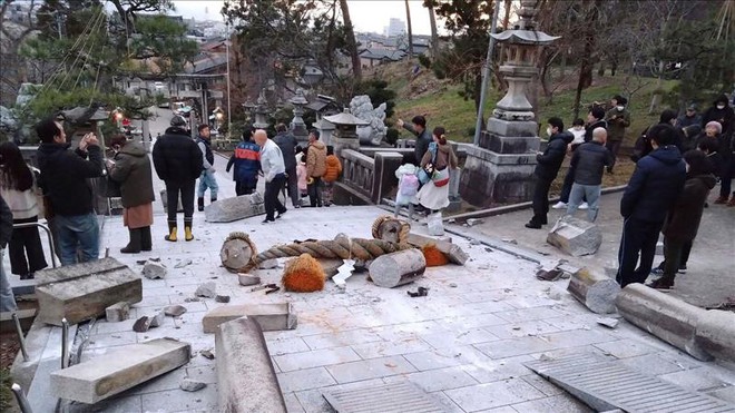 Thảm họa chồng chất tại Nhật Bản: Động đất khiến nhiều tòa nhà cháy dữ dội, hàng loạt thiết bị liên lạc bị gián đoạn - Ảnh 1.