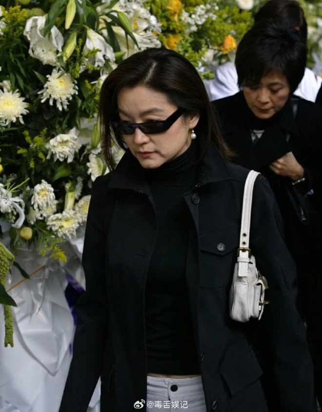 Hình ảnh đám tang Mai Diễm Phương bất ngờ được chia sẻ lại: Tang lễ không tiếng khóc, một nụ cười khiến Trương Bá Chi bị mắng suốt 20 năm - Ảnh 9.