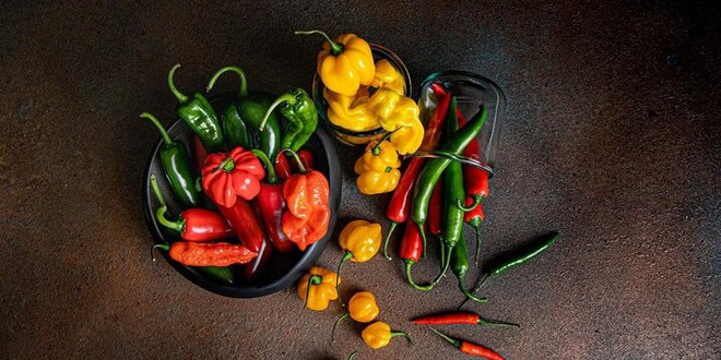 C&aacute;ch bảo quản ớt v&agrave;i th&aacute;ng vẫn tươi như mới h&aacute;i - Ảnh 1.