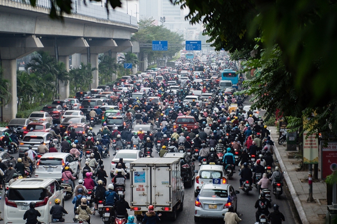 Ngày làm việc đầu tiên của năm 2024, đường phố Hà Nội lại ùn tắc, người dân chật vật di chuyển - Ảnh 9.