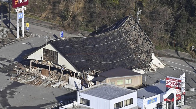 日本の元旦の地震：倒壊した家屋の悲痛な光景、少なくとも30人が死亡 - 写真12。