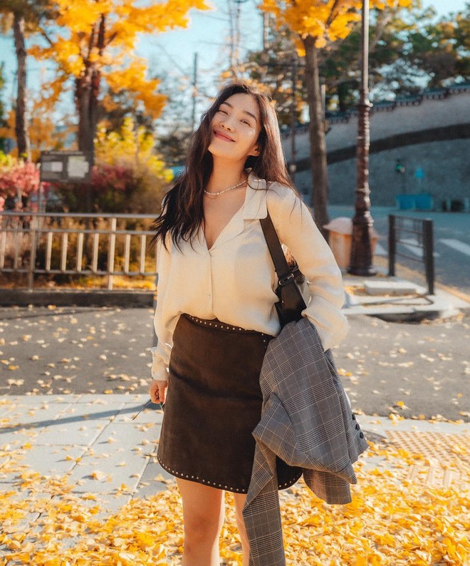 Bạn th&acirc;n của Song Hye Kyo: Cực trẻ trung ở tuổi 38, diện đồ phảng phất phong c&aacute;ch thời trang Ph&aacute;p - Ảnh 5.