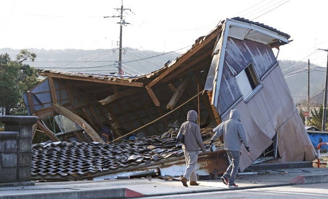 日本の元旦の地震：破壊された家屋の悲痛な光景、少なくとも30人が死亡 - 写真11。