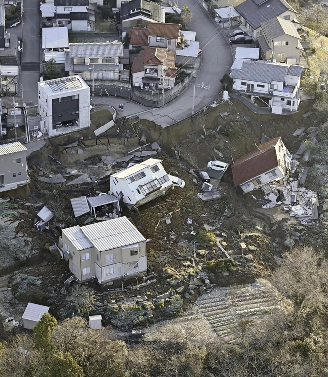 日本の元旦の地震：倒壊した家屋の悲痛な光景、少なくとも30人が死亡 - 写真10。