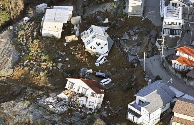 日本の元旦の地震：倒壊した家屋の悲痛な光景、少なくとも30人が死亡 - 写真9。