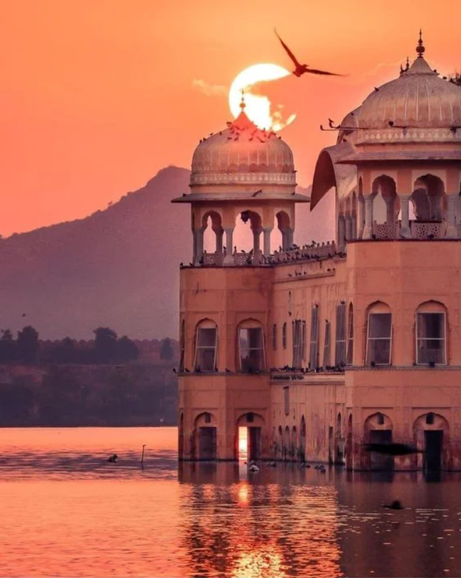 Cận cảnh kỳ quan cung điện quanh năm ngập chìm trong nước nổi tiếng ở Ấn Độ - Ảnh 2.
