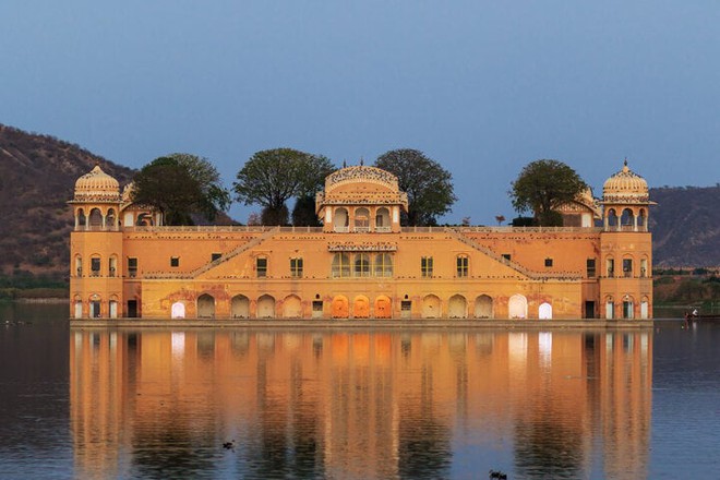 Cận cảnh kỳ quan cung điện quanh năm ngập chìm trong nước nổi tiếng ở Ấn Độ - Ảnh 1.