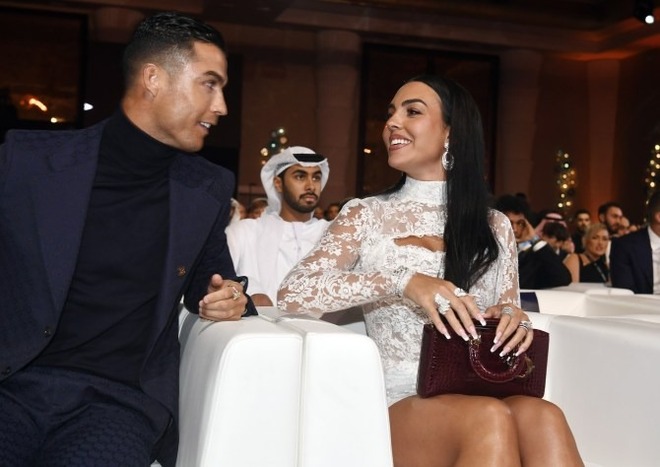 Bạn gái Ronaldo đeo kim cương đầy người đến dự lễ trao giải, hạnh phúc đến phát khóc khi được CR7 gọi là vợ - Ảnh 2.