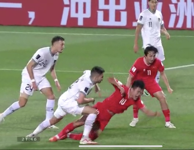 Cầu thủ Indonesia đốn đội tuyển Việt Nam như đốn củi: Quang Hải, Tuấn Hải liên tiếp nằm sân - Ảnh 5.