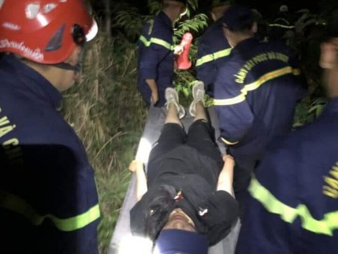 Khánh Hòa: Giải cứu hai du khách mắc kẹt trên núi Cô Tiên - Ảnh 2.