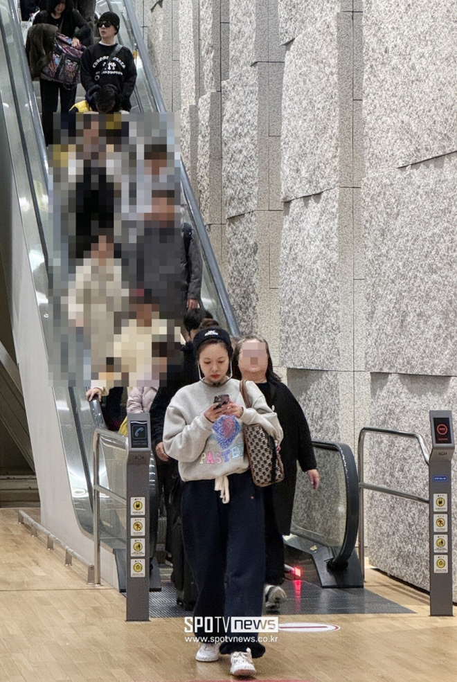 “Tóm sống” cặp tình nhân Hyuna - Junhyung (HIGHLIGHT) tại sân bay Hàn sau chuyến du lịch hạnh phúc ở Mỹ - Ảnh 5.