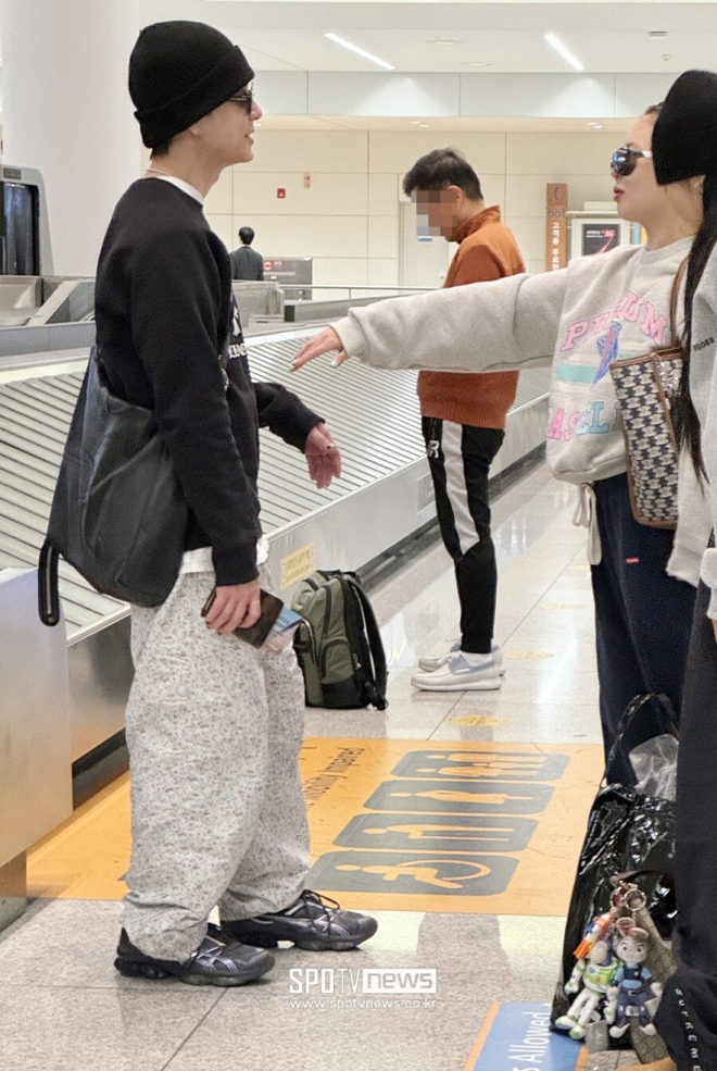 “Tóm sống” cặp tình nhân Hyuna - Junhyung (HIGHLIGHT) tại sân bay Hàn sau chuyến du lịch hạnh phúc ở Mỹ - Ảnh 4.