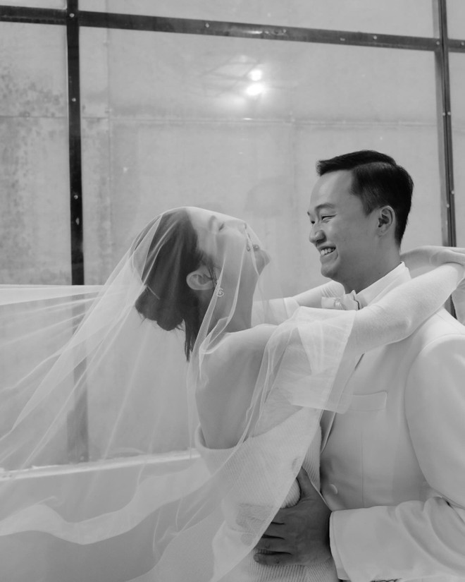 Tr&ograve;n 1 th&aacute;ng về chung nh&agrave; với &ocirc;ng x&atilde; doanh nh&acirc;n, Diễm My 9x xả kho trọn bộ ảnh cưới đặc biệt - Ảnh 2.