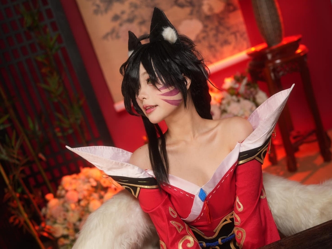 Cựu MC Riot - Hậu bối của Minh Nghi trổ tài cosplay nàng cáo Ahri siêu quyến rũ - Ảnh 3.