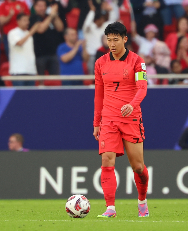 Asian Cup 2023: Đội nhà bị Son Heung-min chọc thủng lưới, HLV vẫn bất chấp xin chụp ảnh cùng - Ảnh 3.