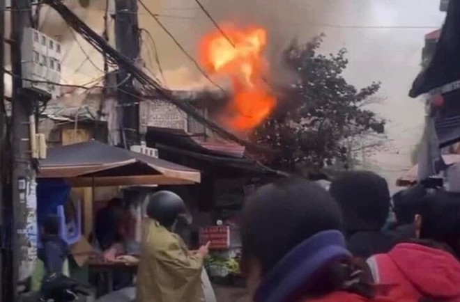 Lính cứu hỏa phá tường, phun vòi rồng dập tắt đám cháy nhà ở Hà Nội - Ảnh 1.